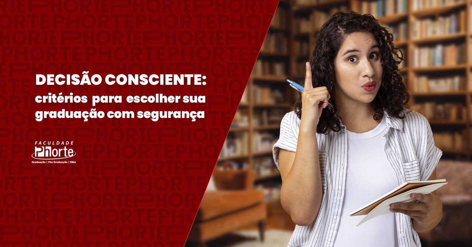 Estudante pensando e apontando para cima com caderno na mão, com texto sobre como escolher o curso de graduação com segurança Se quiser uma versão mais curta: Estudante refletindo sobre como escolher o curso de graduação ideal